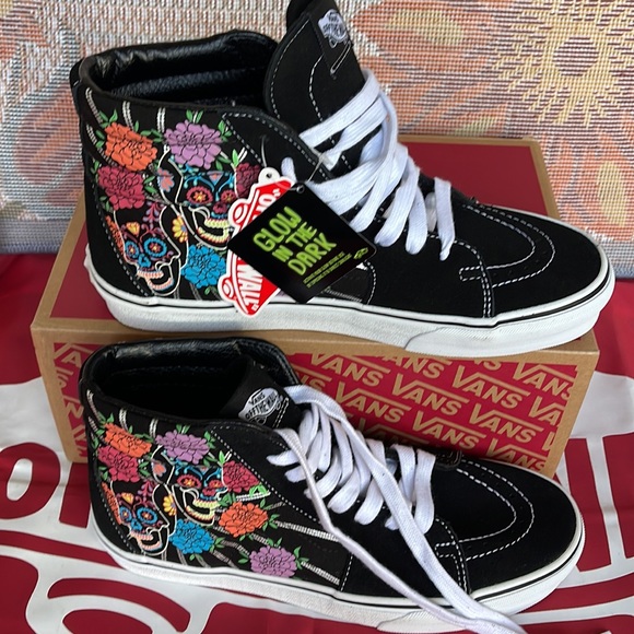 Vans Sk8-Hi
Dia De Los Muertos Black/
VNOA7Q5NBMW
WMNS sneakers - Picture 4 of 16